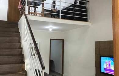 Imagem: A casa possui 2 Dormitórios, 1 Banheiro, 2 Vagas na garagem