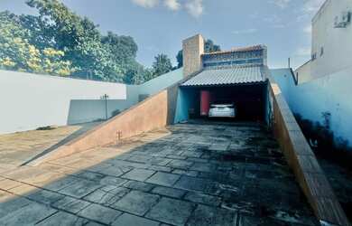 Imagem: A casa possui 3 Dormitórios, 3 Banheiros, 260m² de Área e