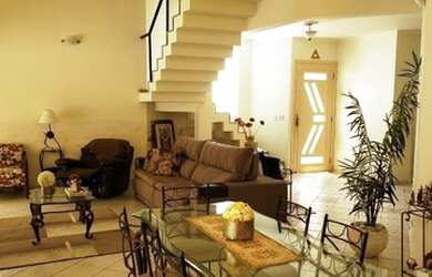 Imagem: A casa possui 4 Dormitórios, 5 Banheiros, 4 Vagas na garagem