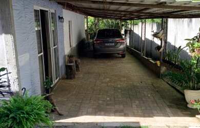 Imagem: A casa possui 3 Dormitórios, 2 Banheiros, 3 Vagas na garagem