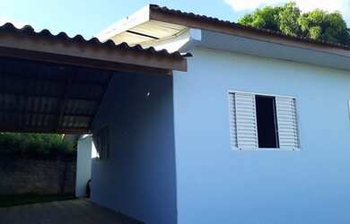 Imagem: A casa possui 2 Dormitórios, 1 Banheiro, 2 Vagas na garagem