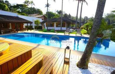 Imagem: A casa possui 4 Dormitórios, 5 Banheiros, 4 Vagas na garagem