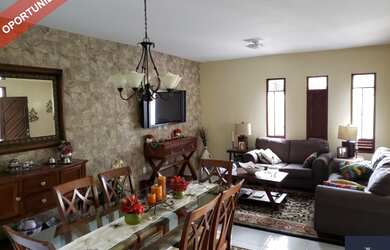 Imagem: A casa possui 4 Dormitórios, 2 Banheiros, 2 Vagas na garagem