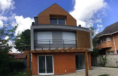 Imagem: A casa possui 3 Dormitórios, 3 Banheiros, 1 Vaga na garagem