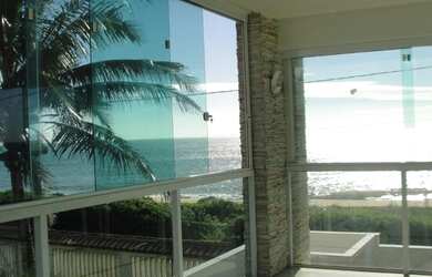 Imagem: A casa possui 4 Dormitórios, 4 Banheiros, 5 Vagas na garagem