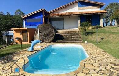 Imagem: A casa em condomínio possui 3 Dormitórios, 3 Banheiros, 2