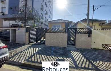 Imagem: A casa possui 2 Dormitórios, 2 Banheiros, 1 Vaga na garagem