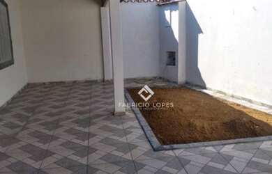 Imagem: A casa possui 3 Dormitórios, 2 Banheiros, 3 Vagas na garagem