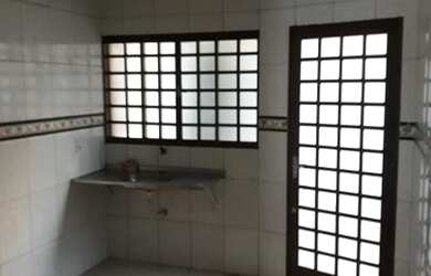 Imagem: A casa possui 2 Dormitórios, 2 Banheiros, 2 Vagas na garagem