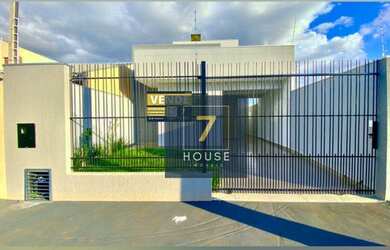 Imagem: A casa possui 3 Dormitórios, 1 Banheiro, 2 Vagas na garagem