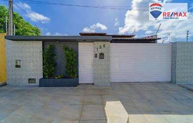 Imagem: A casa possui 3 Dormitórios, 4 Banheiros, 2 Vagas na garagem