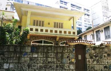 Imagem: A casa possui 4 Dormitórios, 5 Banheiros, 3 Vagas na garagem