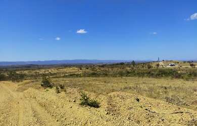 Imagem: O terreno e possui Dormitórios, Suítes, Banheiros, 20002-0m²