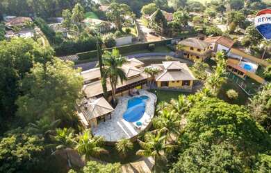 Imagem: A casa possui 5 Dormitórios, 4 Banheiros, 5 Vagas na garagem