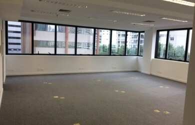 Imagem: O depósito possui 2 Vagas na garagem, 73m² de Área e está