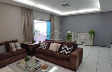 Imagem: A casa possui 4 Dormitórios, 4 Banheiros, 5 Vagas na garagem