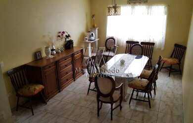 Imagem: A casa possui 5 Dormitórios, 5 Banheiros, 4 Vagas na garagem