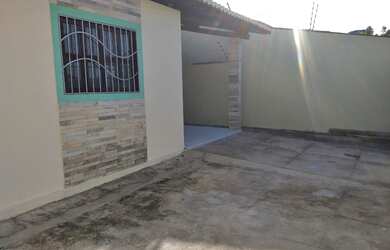 Imagem: A casa possui 3 Dormitórios, 2 Banheiros, 2 Vagas na garagem