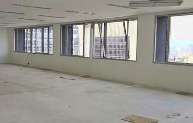 Imagem: O depósito possui 3 Vagas na garagem e 200m² de Área e está