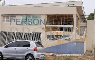 Imagem: A casa possui 5 Dormitórios, 3 Banheiros, 2 Vagas na garagem