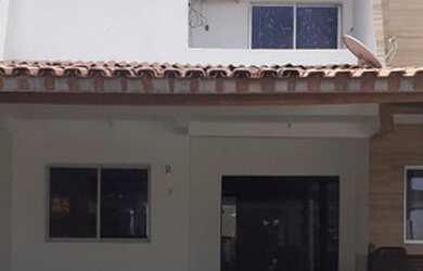 Imagem: A casa em condomínio possui 3 Dormitórios, 1 Banheiro, 2 Vagas