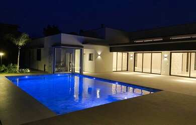 Imagem: A casa em condomínio possui 4 Dormitórios, 4 Banheiros, 4