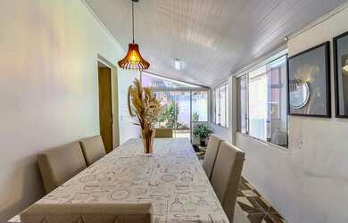 Imagem: A casa possui 2 Dormitórios, 1 Banheiro, 5 Vagas na garagem