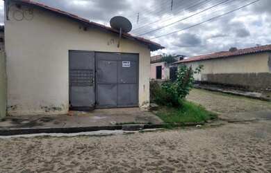 Imagem: A casa possui 2 Dormitórios, 1 Banheiro, 1 Vaga na garagem