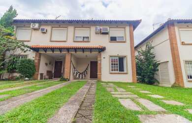 Imagem: A casa possui 3 Dormitórios, 2 Banheiros, 2 Vagas na garagem