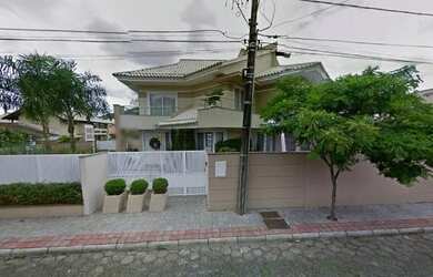 Imagem: A casa possui 4 Dormitórios, 2 Banheiros, 408m² de Área
