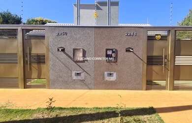 Imagem: A casa possui 3 Dormitórios, 2 Banheiros, 2 Vagas na garagem