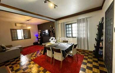 Imagem: A casa possui 4 Dormitórios, 1 Banheiro, 2 Vagas na garagem