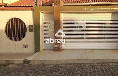 Imagem: A casa possui 3 Dormitórios, 4 Banheiros, 5 Vagas na garagem