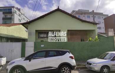 Imagem: A casa possui 4 Dormitórios, 2 Banheiros, 2 Vagas na garagem