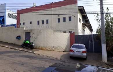 Imagem: O depósito possui 4 Vagas na garagem, 830m² de Área e está