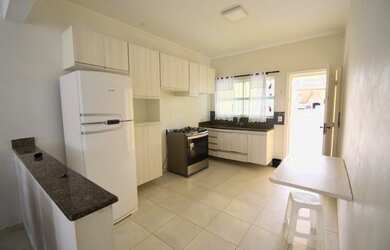 Imagem: A casa possui 3 Dormitórios, 3 Banheiros e 3 Vagas na garagem