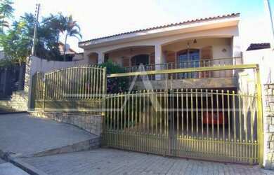 Imagem: A casa possui 3 Dormitórios, 2 Banheiros, 4 Vagas na garagem