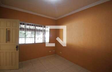 Imagem: A casa possui 3 Dormitórios, 2 Banheiros, 3 Vagas na garagem