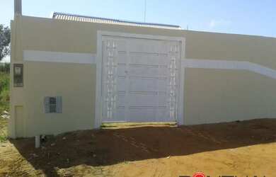 Imagem: A casa possui 3 Dormitórios, 2 Banheiros, 2 Vagas na garagem