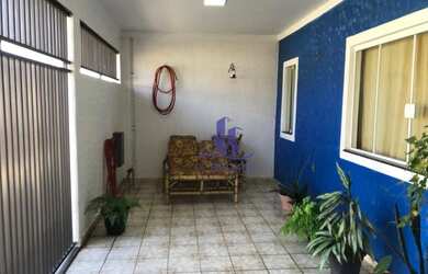 Imagem: A casa possui 3 Dormitórios, 3 Banheiros, 2 Vagas na garagem