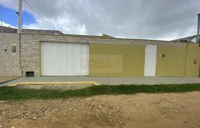 Imagem: A casa possui 3 Dormitórios, 1 Banheiro, 2 Vagas na garagem