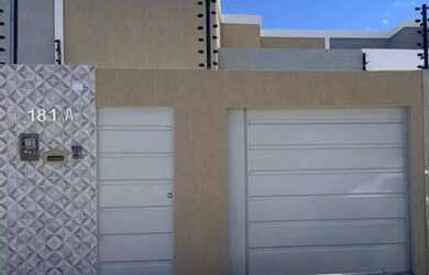 Imagem: A casa possui 3 Dormitórios, 1 Banheiro, 2 Vagas na garagem