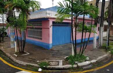 Imagem: A casa possui 3 Dormitórios, 2 Banheiros, 1 Vaga na garagem