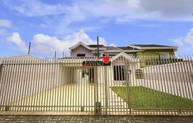 Imagem: A casa possui 4 Dormitórios, 3 Banheiros, 4 Vagas na garagem