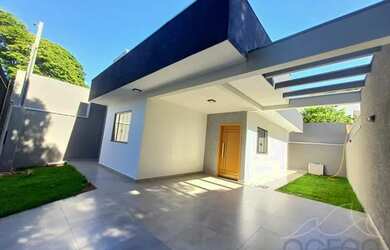 Imagem: A casa possui 3 Dormitórios, 2 Banheiros, 2 Vagas na garagem