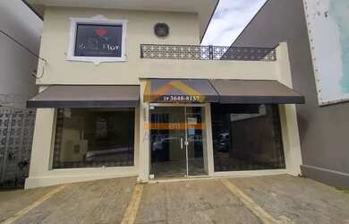 Imagem: A casa possui 3 Banheiros, 4 Vagas na garagem, 305m² de Área