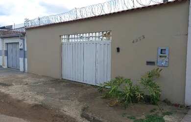 Imagem: A casa possui 4 Dormitórios, 2 Banheiros, 3 Vagas na garagem