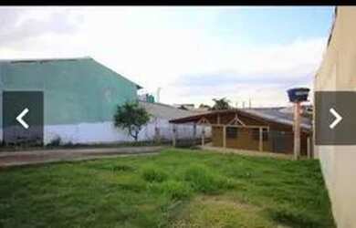 Imagem: A casa possui 3 Dormitórios, 1 Banheiro, 2 Vagas na garagem