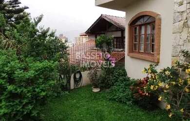 Imagem: A casa possui 4 Dormitórios, 3 Banheiros, 2 Vagas na garagem