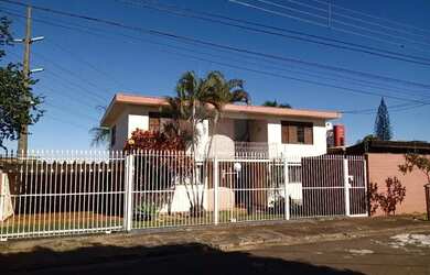 Imagem: A casa possui 4 Dormitórios, 4 Banheiros, 5 Vagas na garagem